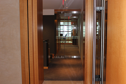 Couloir et portes en verre